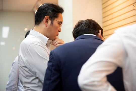 이재용 삼성전자 부회장(사진 가운데)이 26일 충남 아산에 위치한 삼성디스플레이 사업장에서 제품을 살펴보고 있다. <삼성전자 제공>